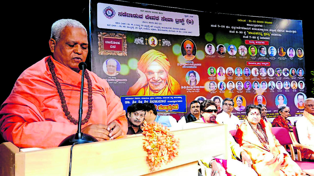 ಕಾವಿ ಬಟ್ಟೆಗೆ ಘನತೆ ತಂದ ಶಿವಕುಮಾರ ಸ್ವಾಮೀಜಿ: ಆರೂಢಭಾರತೀ ಸ್ವಾಮೀಜಿ 