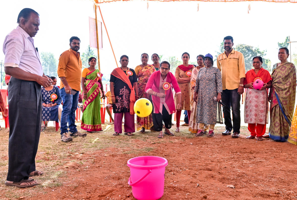 ಮೈಸೂರಿನಲ್ಲಿ ದೇಸಿ ಕ್ರೀಡಾಕೂಟ: ಆಡಿದವರಿಗೆ ಕೋಳಿ, ನೋಡಿದವರಿಗೆ ಮೊಟ್ಟೆ!
