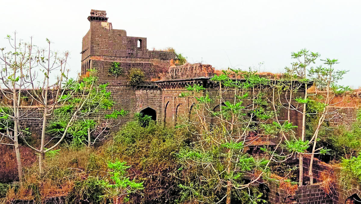 ಭಾಲ್ಕಿ: ಬಸ್‌ ತಂಗುದಾಣ, ಸಾರ್ವಜನಿಕ ಶೌಚಾಲಯ ನಿರ್ಮಾಣಕ್ಕೆ ಗ್ರಾಮಸ್ಥರ ಆಗ್ರಹ