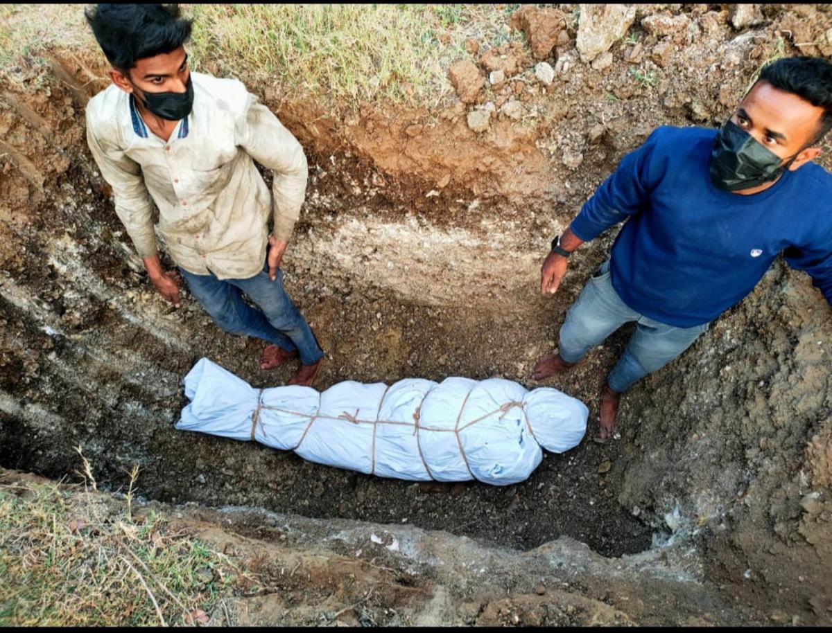 ಹುಣಸೂರು: ಅನಾಥ ಶವಗಳ ಅಂತ್ಯಸಂಸ್ಕಾರ ಮಾಡುವ ಮೊಹಮ್ಮದ್ ಅಜರ್‌