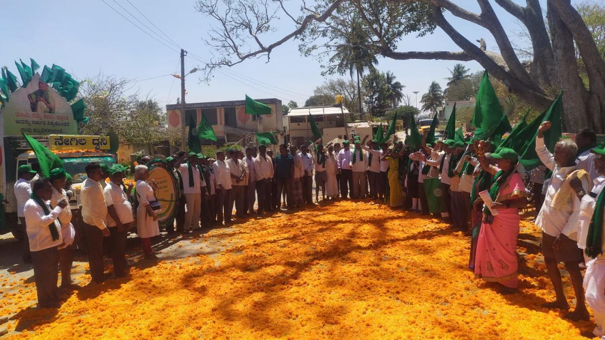 ದೇವನಹಳ್ಳಿ: ಭೂಮಿ ಕಬಳಿಸಲು ಹುನ್ನಾರ
