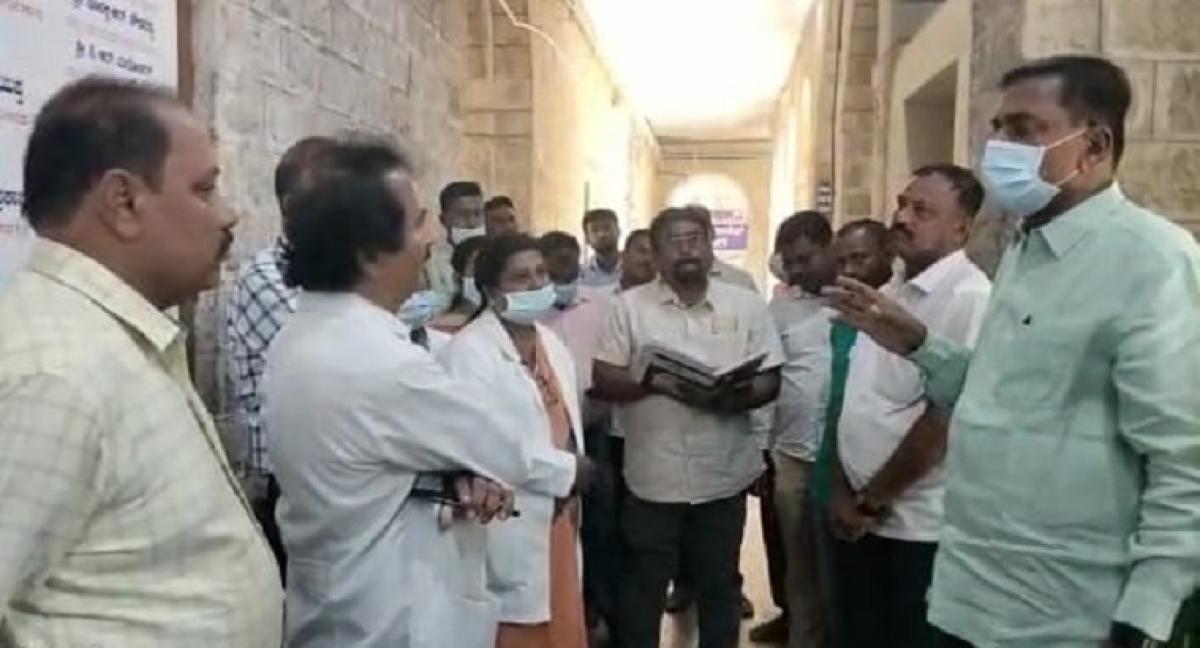 ಕೋಲಾರ: ಜಿಲ್ಲಾಸ್ಪತ್ರೆ ಅವ್ಯವಸ್ಥೆ; ಅಧಿಕಾರಿಗಳಿಗೆ ತರಾಟೆ