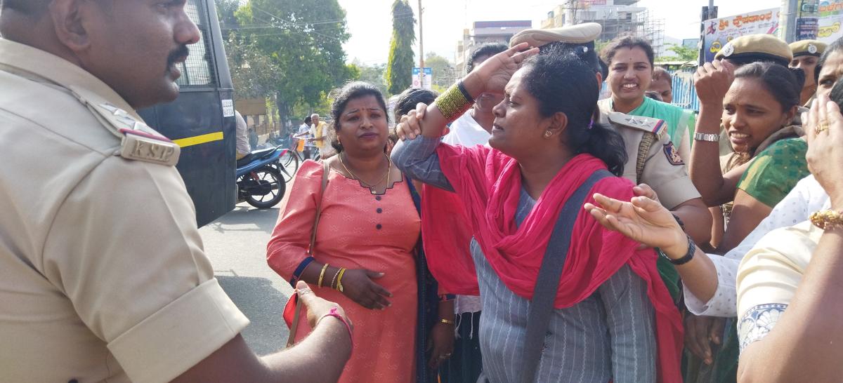 ಹಣೆಗೆ ಕುಂಕುಮ ಇಟ್ಟುಕೊಂಡಿಲ್ಲ ವಿಚಾರ: ಸಂಸದ ಮುನಿಸ್ವಾಮಿ ವಿರುದ್ಧ ಆಕ್ರೋಶ