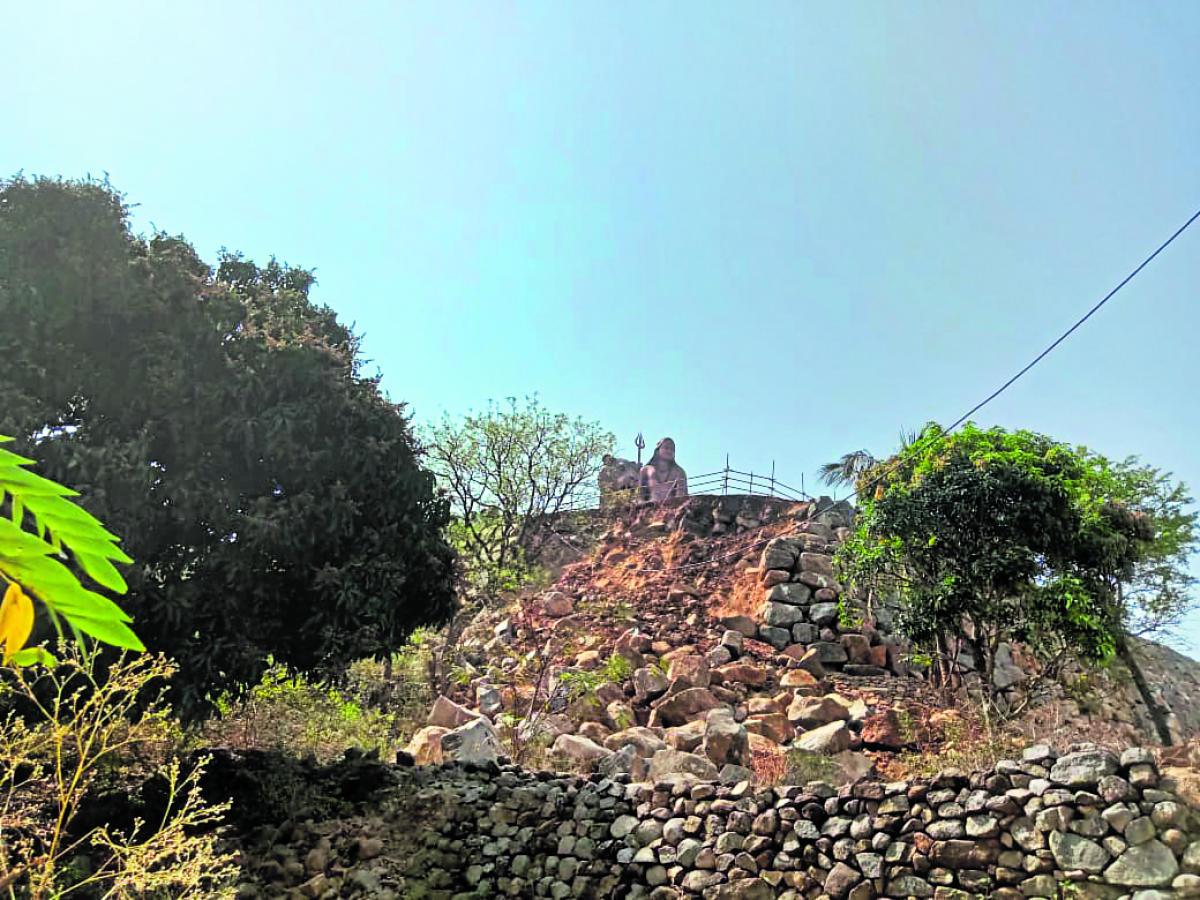 ಮಹದೇಶ್ವರ ಸ್ವಾಮಿ ಪ್ರತಿಮೆ ಮುಂಭಾಗದ ತಡೆಗೋಡೆ ಕುಸಿತ