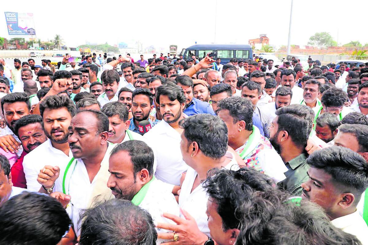 ದುಬಾರಿ ಟೋಲ್: ನಿಖಿಲ್ ಕುಮಾರಸ್ವಾಮಿ ನೇತೃತ್ವದಲ್ಲಿ ಪ್ರತಿಭಟನೆ
