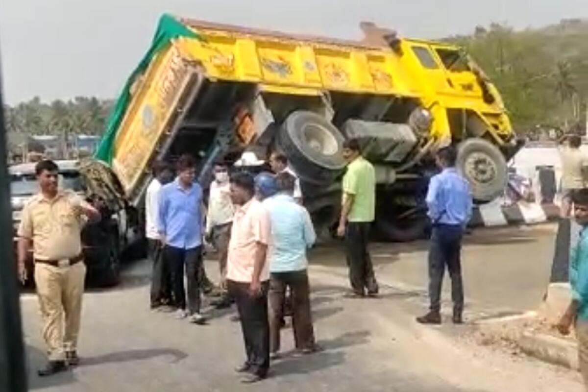 ಬೆಂಗಳೂರು- ಮೈಸೂರು ಹೆದ್ದಾರಿ: ಮೇಲ್ಸೇತುವೆ ಮೇಲೆ‌ ಒರಗಿ ನಿಂತ ಟಿಪ್ಪರ್ ಲಾರಿ