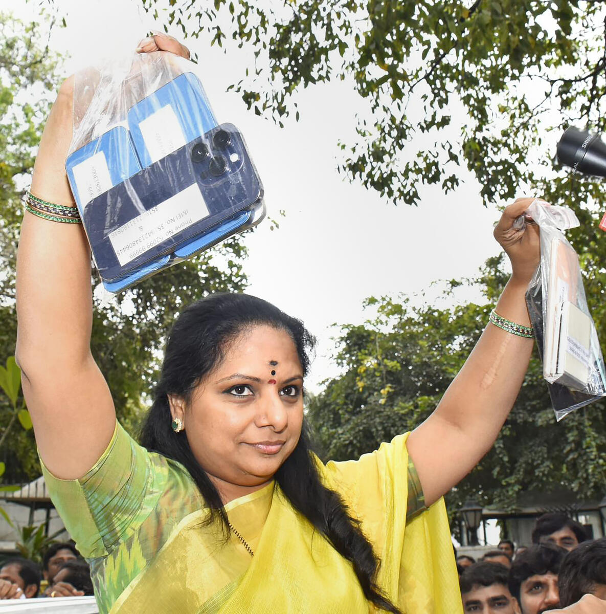ಜಾರಿ ನಿರ್ದೇಶನಾಲಯದ ಕಚೇರಿಗೆ ವಿಚಾರಣೆಗೆ ತೆರಳುವುದಕ್ಕೂ ಮುನ್ನ ಕೆ. ಕವಿತಾ ಅವರು ಮೊಬೈಲ್‌ಗಳನ್ನು ಪ್ರದರ್ಶಿಸಿದರು –ಪಿಟಿಐ ಚಿತ್ರ