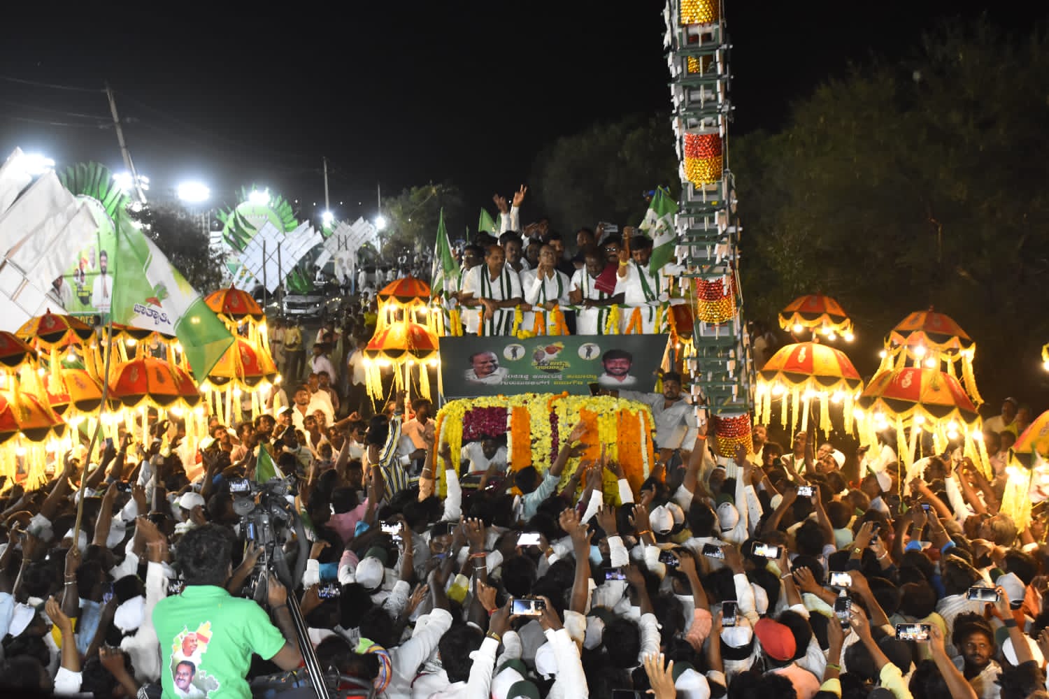 ಪಂಚರತ್ನ ಯಾತ್ರೆ| ಯಾದಗಿರಿಯಲ್ಲಿ ಎಚ್‌ಡಿಕೆಗೆ ಪೆನ್ಸಿಲ್‌, ಪುಸ್ತಕದ ಮಾಲೆ