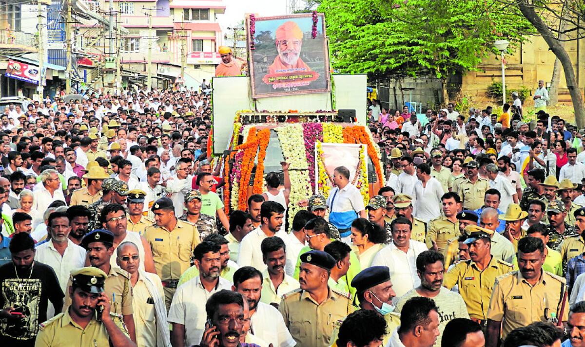 ಸರ್ಕಾರಿ ಗೌರವದೊಂದಿಗೆ ಚಾರುಕೀರ್ತಿ ಭಟ್ಟಾರಕ ಸ್ವಾಮೀಜಿ ಅಂತ್ಯಕ್ರಿಯೆ