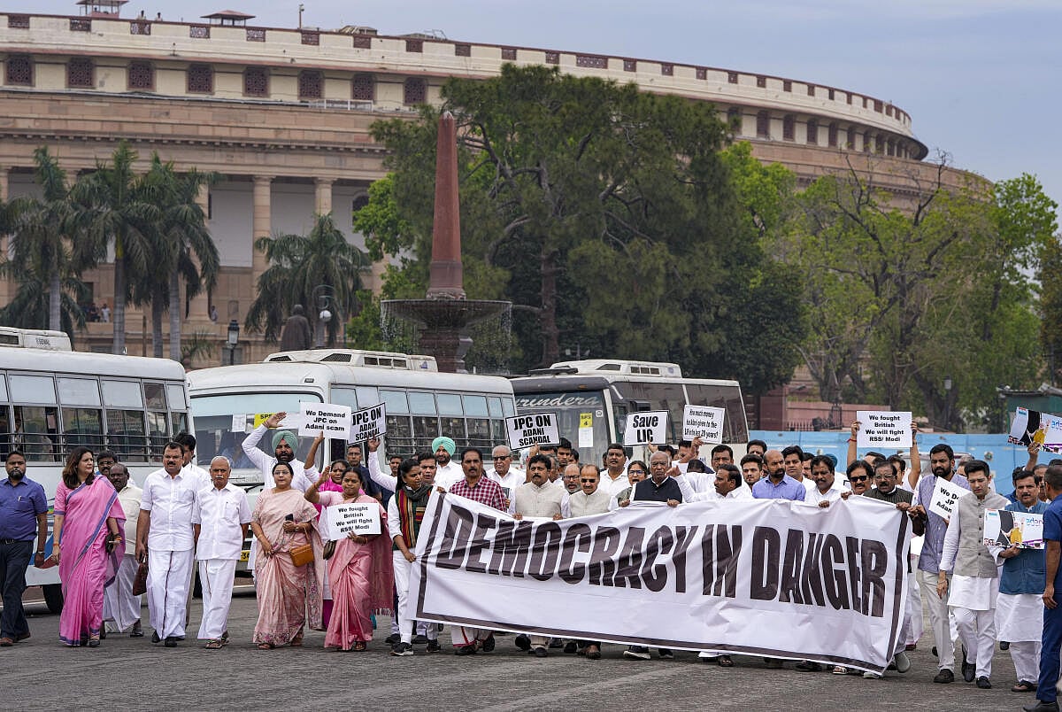 ಶಿಕ್ಷೆ: 35 ವರ್ಷಗಳಲ್ಲಿ 42 ಸಂಸದರು ಅನರ್ಹ