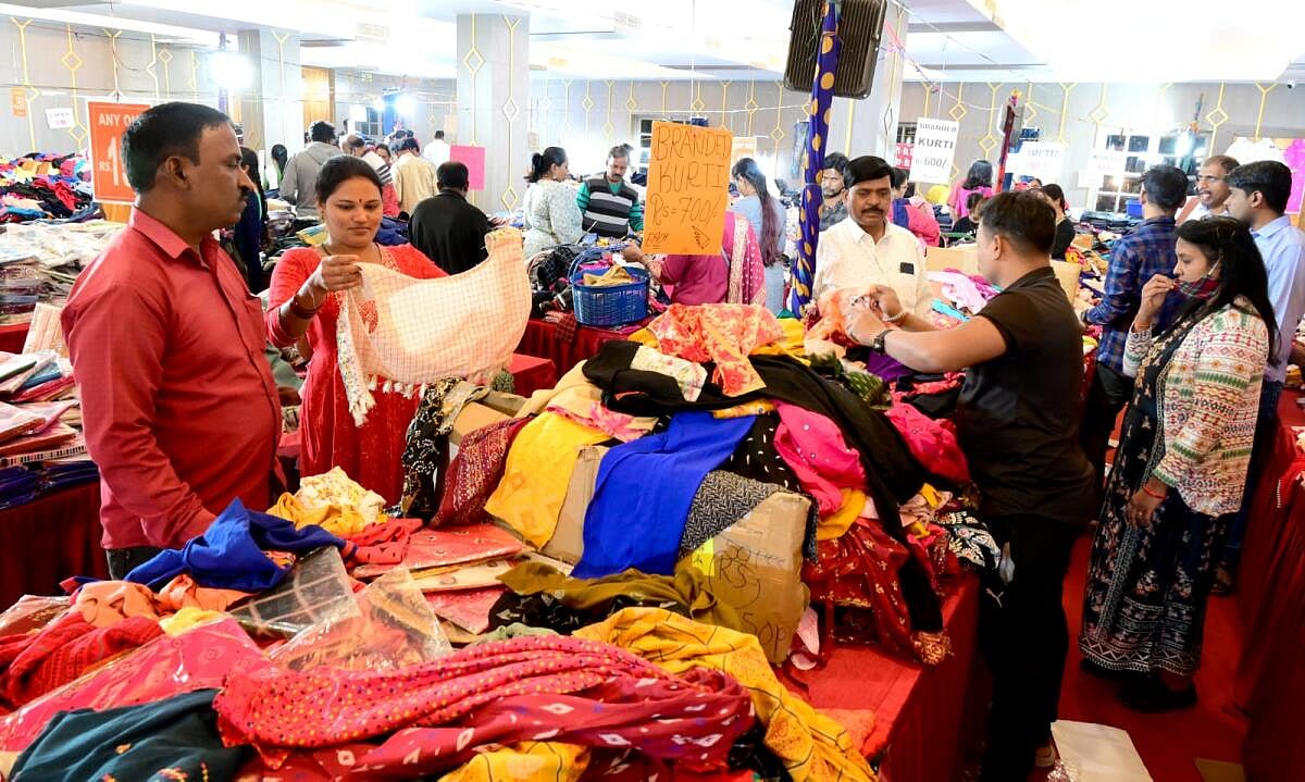 ಪ್ರತಿಷ್ಠಿತ ಕಂಪನಿ ಹೆಸರಿನಲ್ಲಿ ಕಳಪೆ ಬಟ್ಟೆ ಮಾರಾಟ: ₹23.90ಲಕ್ಷ ಸಾಮಗ್ರಿ ಜಪ್ತಿ