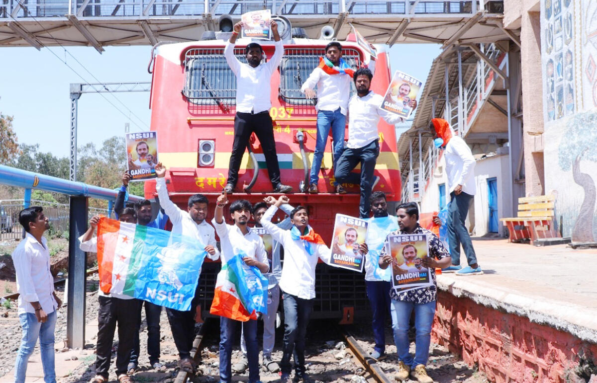 ರೈಲು ನಿಲ್ದಾಣದಲ್ಲಿ ಎನ್.ಎಸ್.ಯು.ಐ ಪ್ರತಿಭಟನೆ