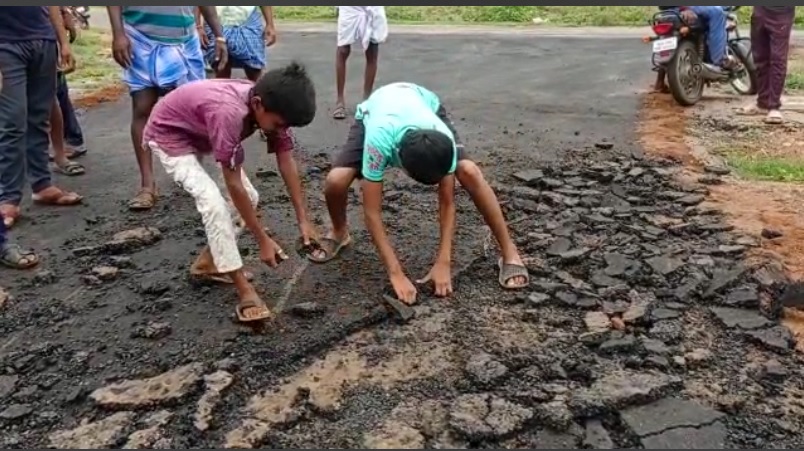 ಗುಂಡ್ಲುಪೇಟೆ | ಕಳಪೆ ಕಾಮಗಾರಿ: ಕಿತ್ತು ಬಂದ ಡಾಂಬರು