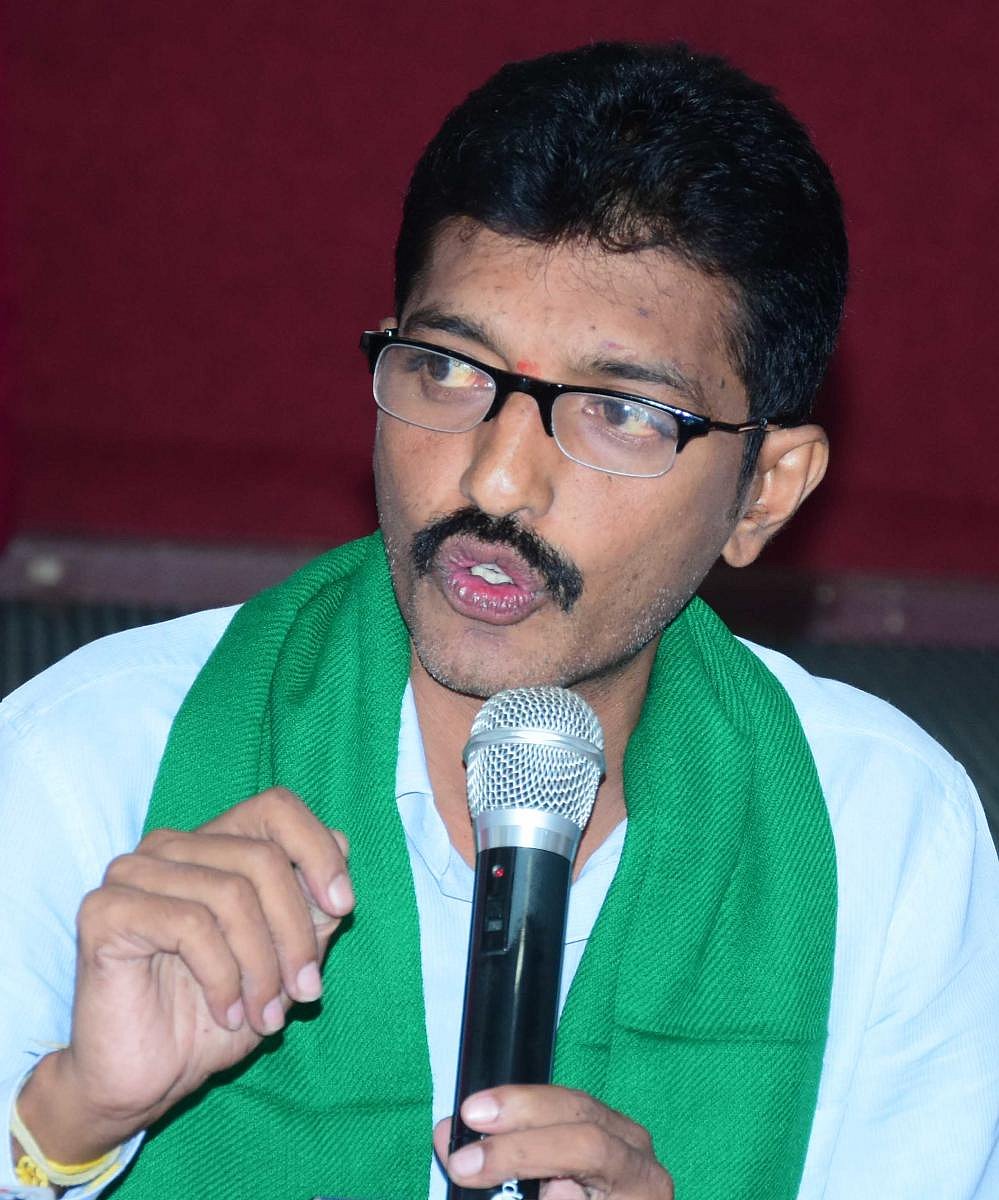 ಜೆಡಿಎಸ್ ಪ್ರಚಾರ ವಾಹನದ ಮೇಲೆ ಕಲ್ಲು ತೂರಾಟ; ಜಿ.ರಘು ಆಚಾರ್ ಆರೋಪ