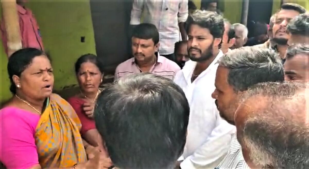 ಪ್ರಚಾರದ ವೇಳೆ ನಿಖಿಲ್‌ಗೆ ಮಹಿಳೆಯರ ತರಾಟೆ: ಗ್ರಾಮದಿಂದ ಹೊರಹೋಗಲು ತಾಕೀತು