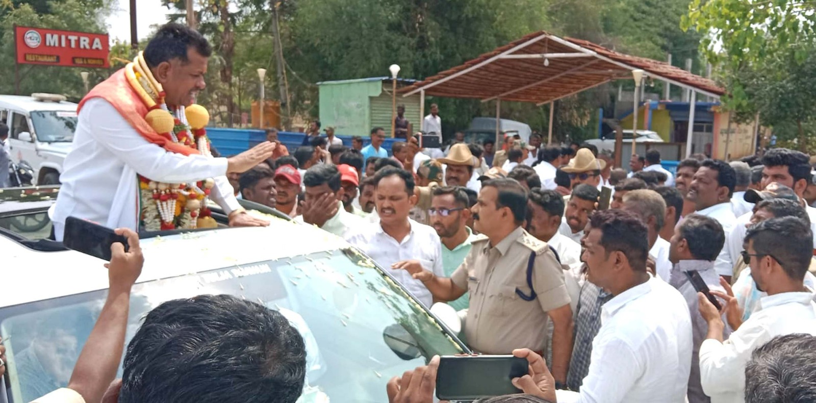 ಅನುಮತಿ ಪಡೆಯದೆ ರ್‍ಯಾಲಿ: 25 ಬೈಕ್ ವಶ, ಶಾಸಕ ಪರಮೇಶ್ವರ ನಾಯ್ಕ ವಿರುದ್ಧ ಪ್ರಕರಣ