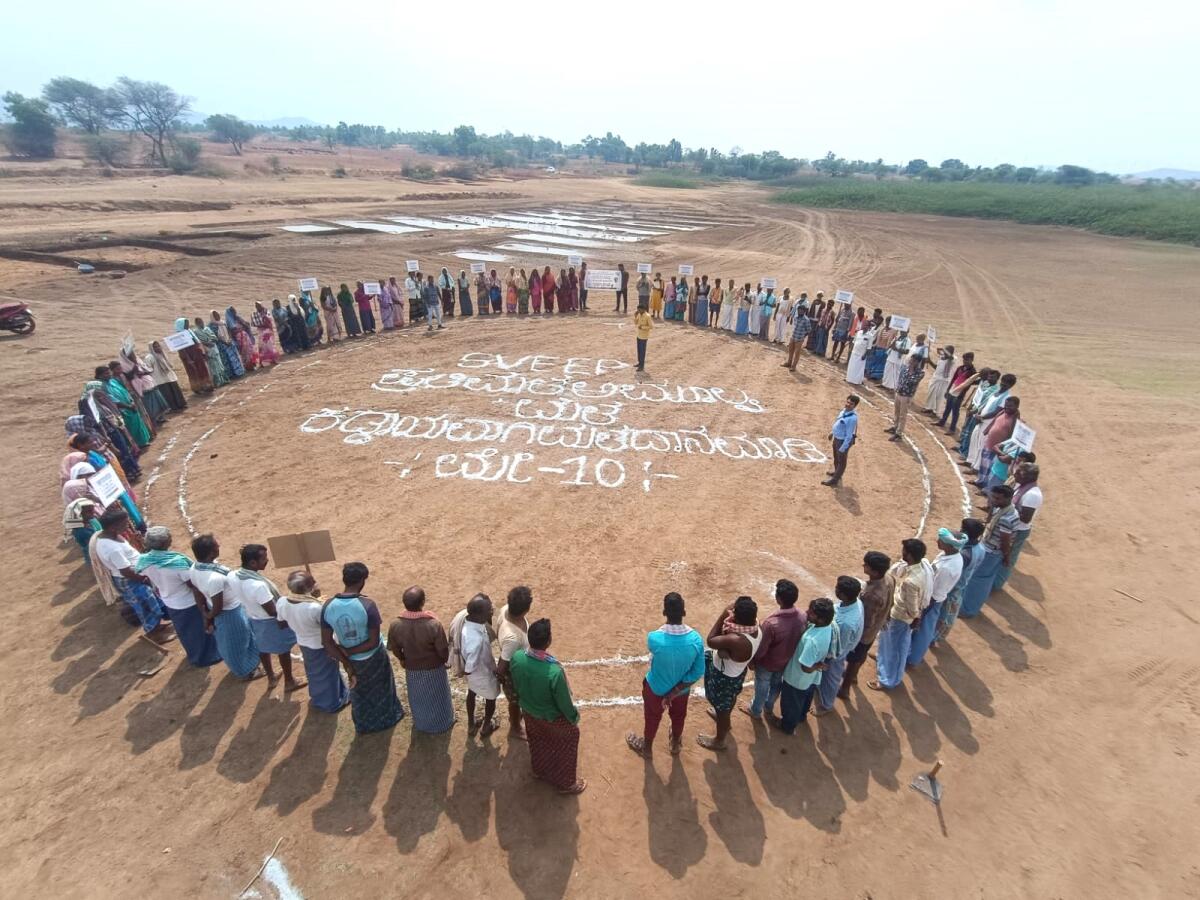 ಬಳ್ಳಾರಿ| ನರೇಗಾ ಕಾಮಗಾರಿ ಸ್ಥಳದಲ್ಲಿ ಮತದಾನ ಜಾಗೃತಿ