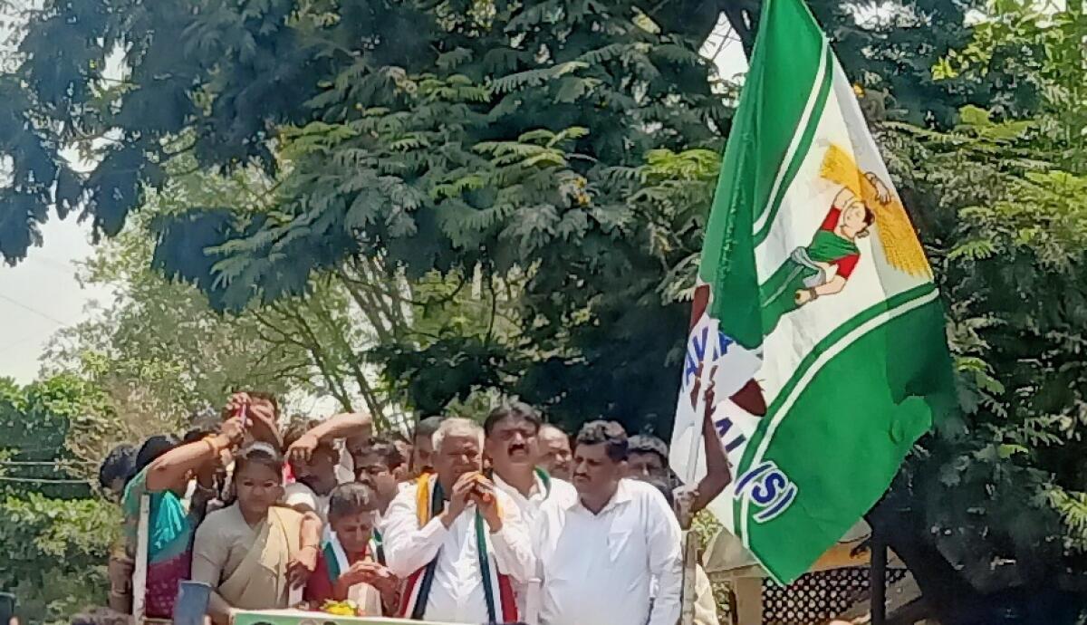 ಮೂರು ಸಲ ಸೋಲಿಸಿದ್ದೀರಿ, ಒಮ್ಮೆ ವಿಧಾನಸೌಧಕ್ಕೆ ಕಳುಹಿಸಿ: JDS ಅಭ್ಯರ್ಥಿ ಕಣ್ಣೀರು