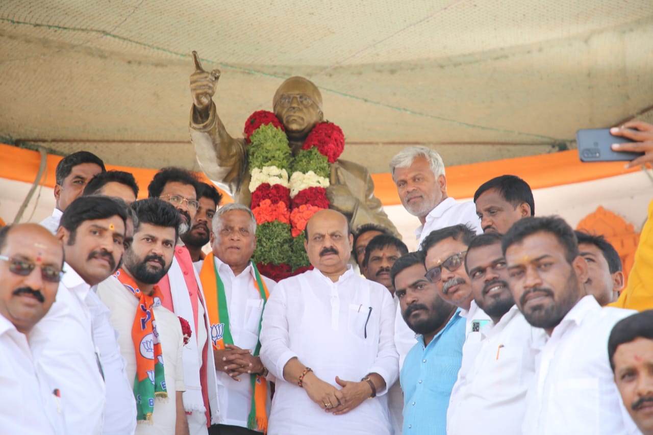 ವರುಣ: ಬಿಜೆಪಿ ಅಭ್ಯರ್ಥಿ ವಿ. ಸೋಮಣ್ಣ ನಾಮಪತ್ರ ಸಲ್ಲಿಕೆ, ಸಿಎಂ ಸಾಥ್