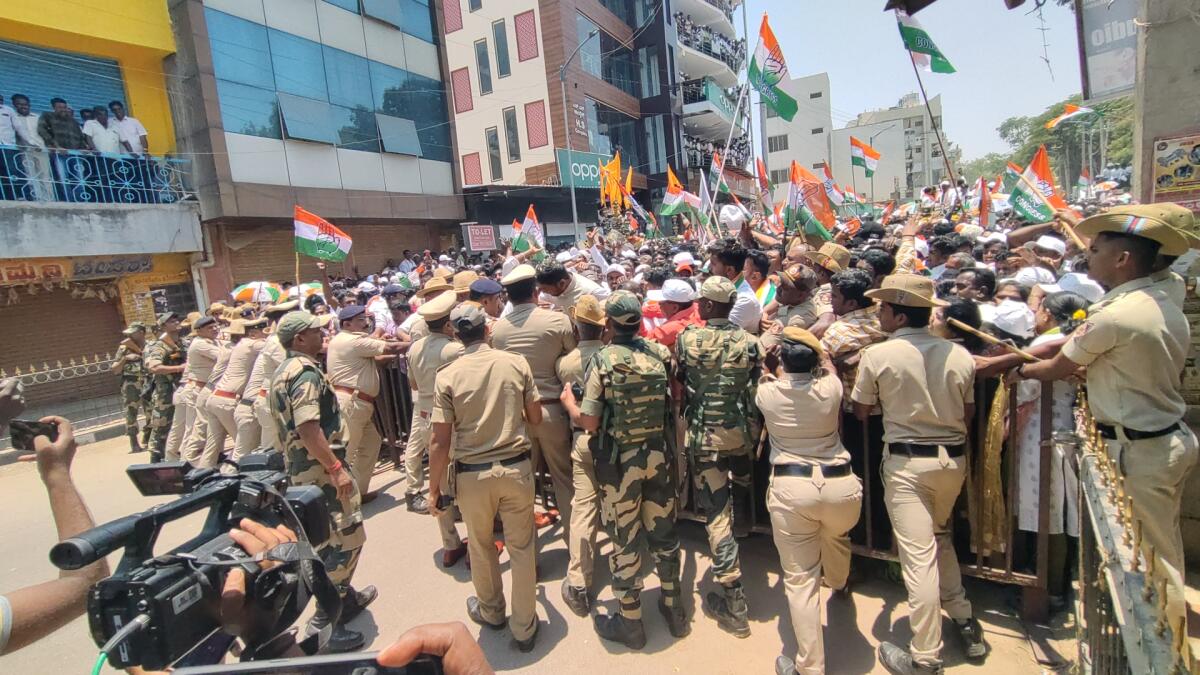 ಹೊಸಕೋಟೆ| ಅಪಾರ ಅಭಿಮಾನಿಗಳೊಂದಿಗೆ ನಾಮಪತ್ರ ಸಲ್ಲಿಸಿದ ಶಾಸಕ ಶರತ್‌ ಬಚ್ಚೇಗೌಡ