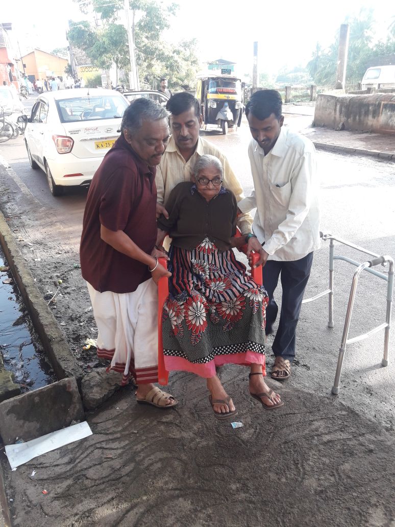 ಬೆಳಗಾವಿ ಜಿಲ್ಲೆ ಚಿಕ್ಕೋಡಿ ಪುರಸಭೆ 4ನೇ ವಾರ್ಡ್ ಚುನಾವಣೆಗೆ ವೃದ್ಧೆ ರುಕ್ಮಿಣಿ ಜೋಶಿ ಕುಟುಂಬದವರ ಸಹಾಯದೊಂದಿಗೆ ಹೊಸಪೇಠ ಗಲ್ಲಿಯಲ್ಲಿರುವ ಗಂಡು ಮಕ್ಕಳ ಸರ್ಕಾರಿ ಶಾಲೆಯ ಮತಗಟ್ಟೆಗೆ ಮತದಾನ ಮಾಡಲು ಬಂದರು.