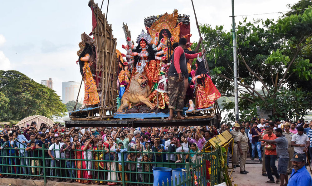 ನಗರದ ಹಲಸೂರು ಕೆರೆಯಲ್ಲಿ ಶುಕ್ರವಾರ ಬೆಂಗಾಲಿ ಸಮುದಾಯದ ಜನರು ದುರ್ಗಾದೇವಿ ವಿಸರ್ಜನೆ ಸಮಯದಲ್ಲಿ ಸಂಭ್ರಮಿಸಿದ ಕ್ಷಣ –ಪ್ರಜಾವಾಣಿ ಚಿತ್ರ: ಎಂ.ಎಸ್‌.ಮಂಜುನಾಥ್‌