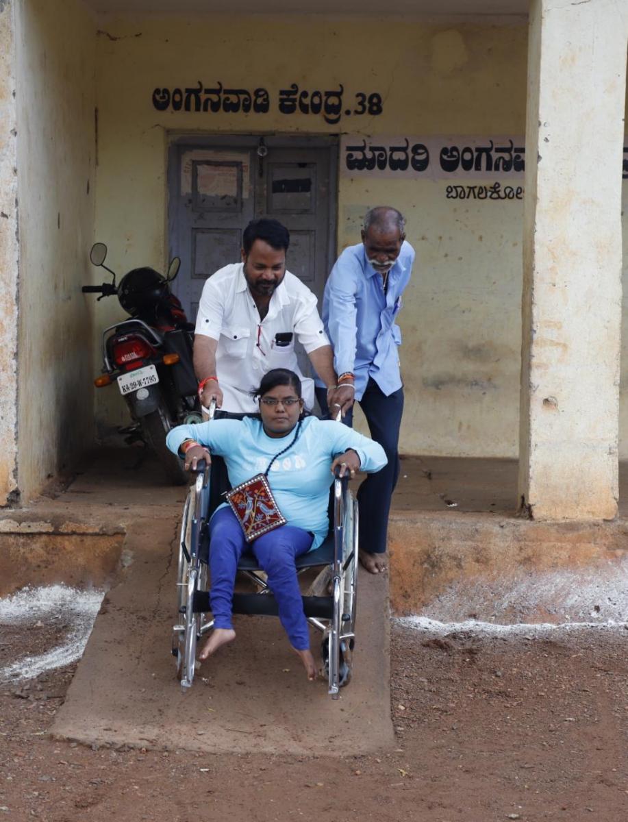 ಬಾಗಲಕೋಟೆಯ ಮೂರನೇ ವಾರ್ಡ್ ವ್ಯಾಪ್ತಿಯ ಅಂಗನವಾಡಿ ಕೇಂದ್ರದಲ್ಲಿನ ಮತಗಟ್ಟೆಗೆ ಗಾಲಿ ಕುರ್ಚಿ ಸಹಾಯದಿಂದ ಬಂದ ಅಂಗವಿಕಲೆ ಅಶ್ವಿನಿ ಕುರುಬರ ಮತಹಾಕಿ ತೆರಳಿದರು.