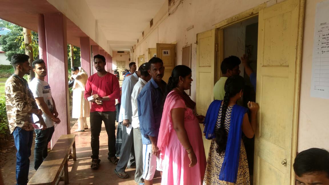 ಕಾರವಾರದ ಉರ್ದು ಶಾಲೆಯ ಮತಗಟ್ಟೆಯಲ್ಲಿ ಮತದಾನ ಮಾಡಲು ಮತದಾರರು ಸಾಲಿನಲ್ಲಿ ನಿಂತಿರುವುದು.
