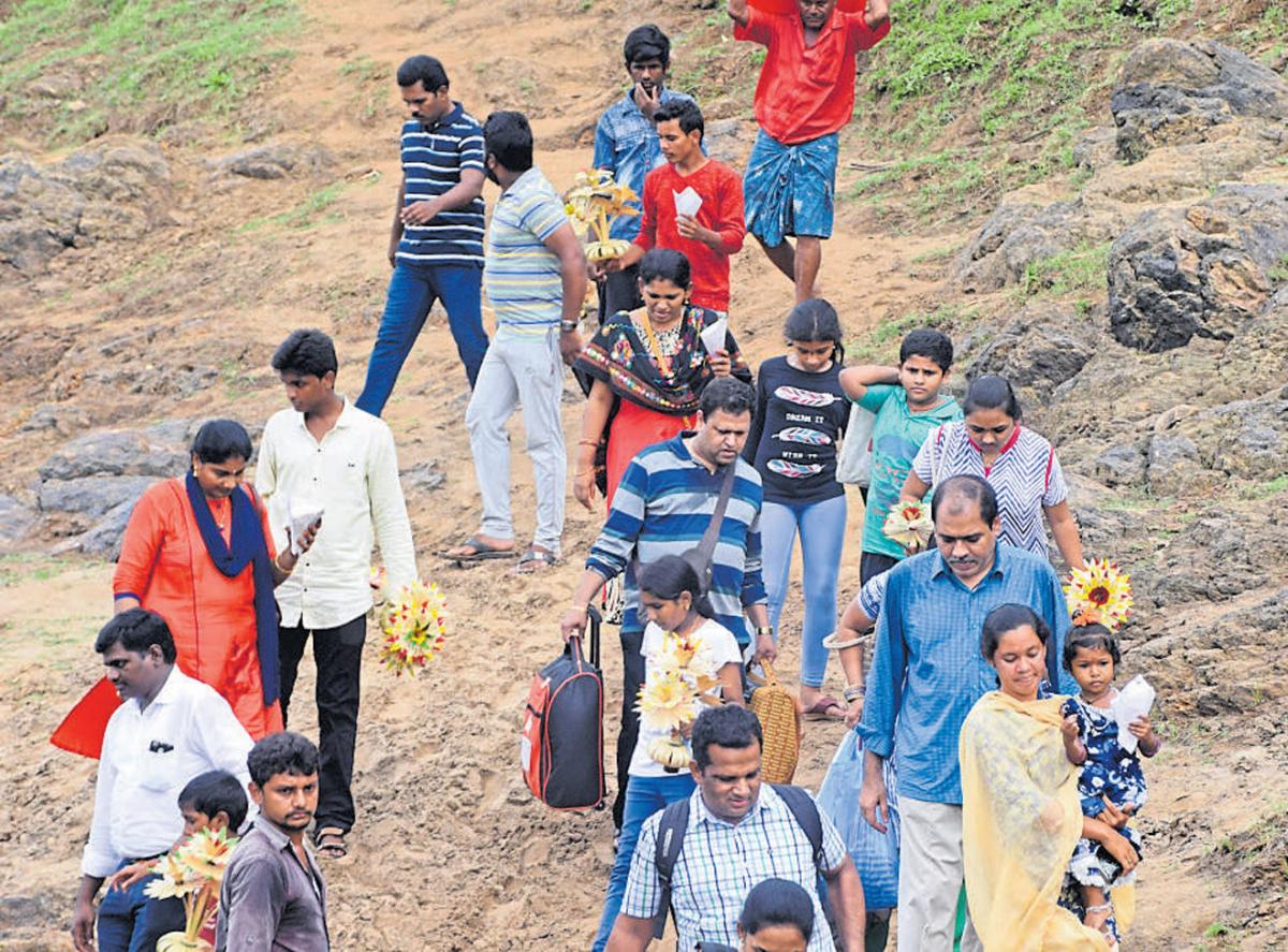 ಪೇರಂಟಪಲ್ಲಿ ರಾಮಕೃಷ್ಣ ಮುನಿ ಆಶ್ರಮ ಸಂದರ್ಶಿಸಿ ಹಿಂದಿರುಗುತ್ತಿರುವ ಪ್ರವಾಸಿಗರು