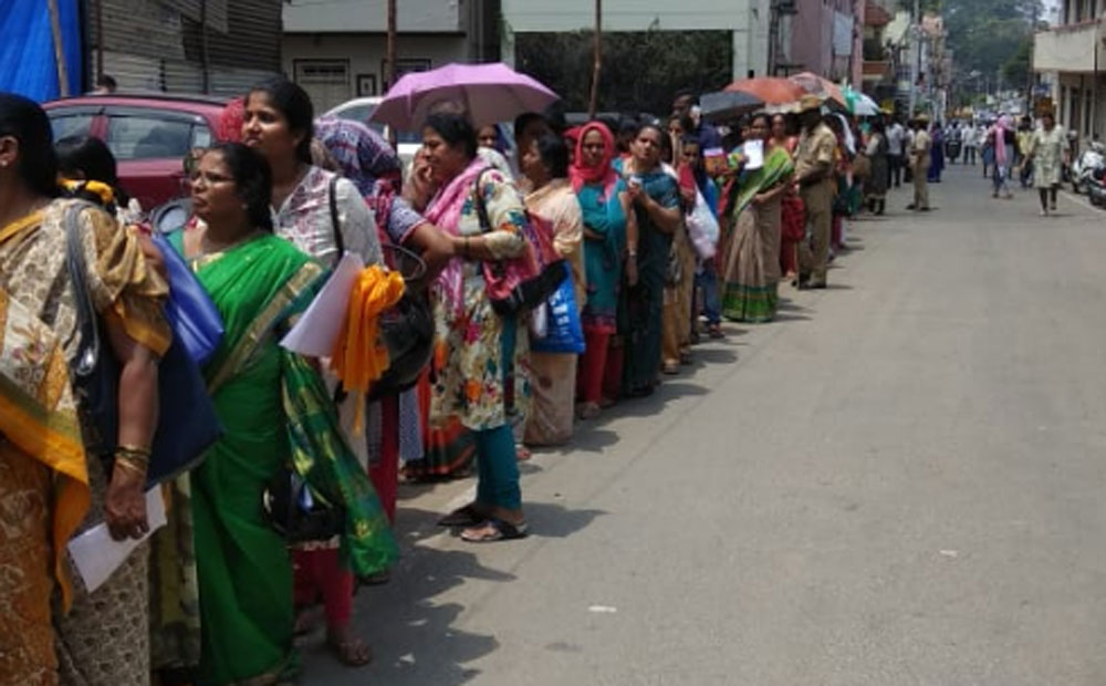 ಮೈಸೂರಿನಲ್ಲಿ ಸೀರೆಗಾಗಿ‌ ಬಿಸಿಲಿನಲ್ಲಿ ನಿಂತಿರುವ ಮಹಿಳೆಯರು