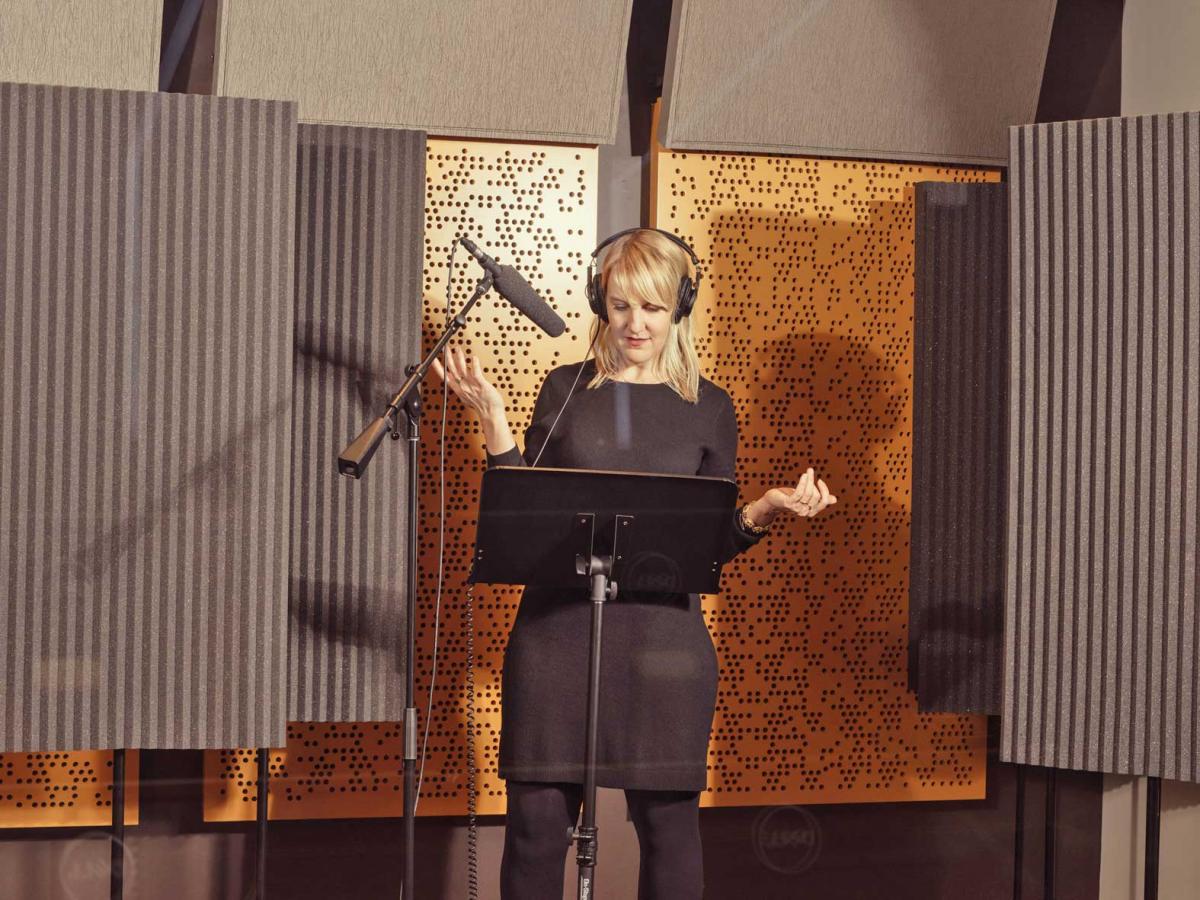 ನ್ಯೂಯಾರ್ಕ್‌ನ ‘ಆಡಿಬಲ್’ ಸ್ಟುಡಿಯೊದಲ್ಲಿ ಅಮೆರಿಕದ ಲೇಖಕಿ ಅದಾ ಕಲ್ಹುನ್ ತನ್ನ ಕೃತಿಯ ರೆಕಾರ್ಡ್ ಮಾಡಿದರು. ಅಮೆರಿಕದ ಹಲವು ಜನಪ್ರಿಯ ಲೇಖಕರು ಕೇಳುಪುಸ್ತಕಕ್ಕೆ ಹೊರಳಿಕೊಳ್ಳುತ್ತಿದ್ದಾರೆ