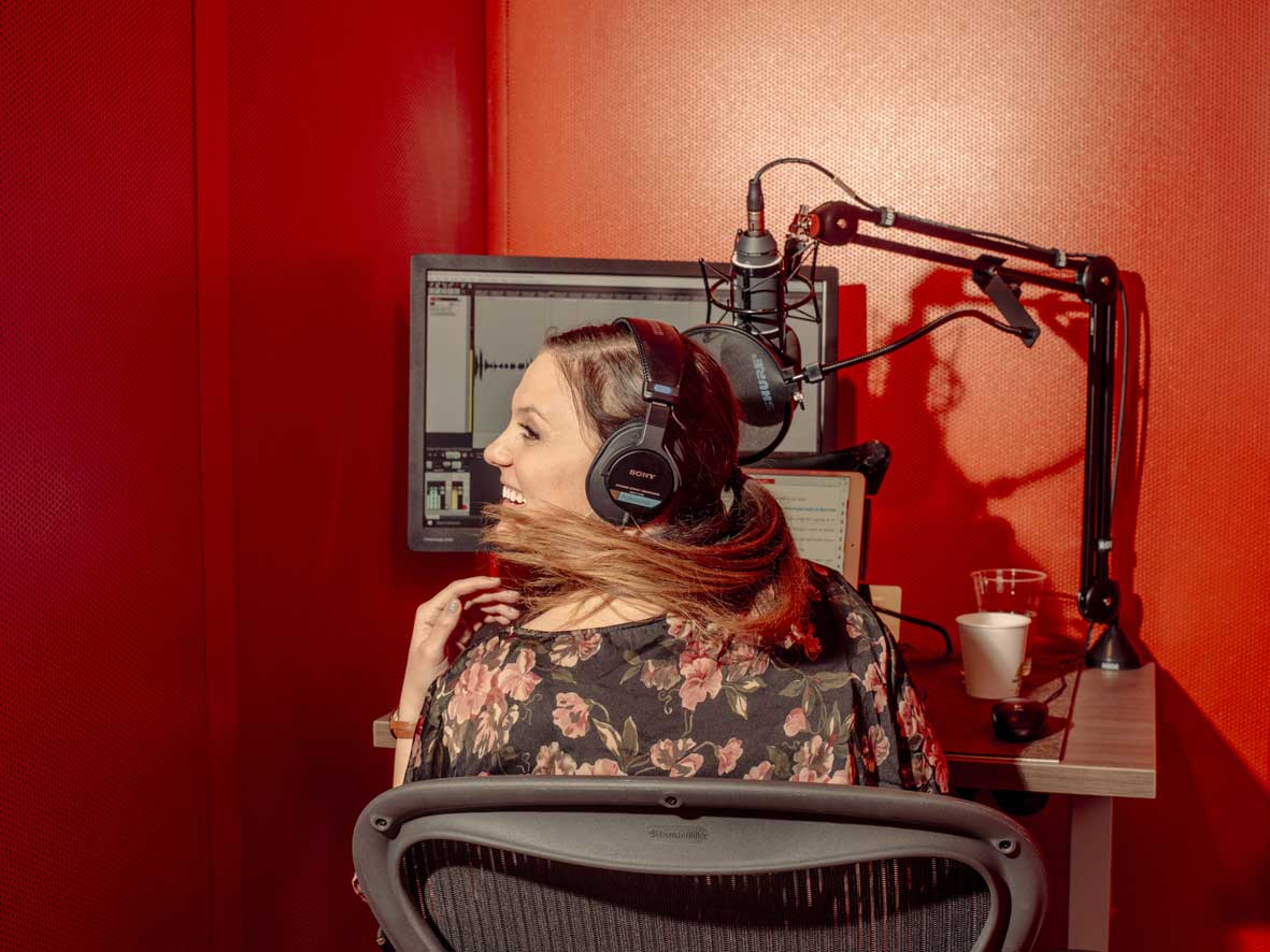 ನ್ಯೂಯಾರ್ಕ್‌ನಲ್ಲಿರುವ ‘ಆಡಿಬಲ್‌’ನ ರೆಕಾರ್ಡಿಂಗ್‌ ಬೂತ್‌ನಲ್ಲಿ ಪುಸ್ತಕವನ್ನು ರೆಕಾರ್ಡ್ ಮಾಡುತ್ತಿರುವ ನಿರೂಪಕಿ ಬೈಲಿ ಕಾರ್