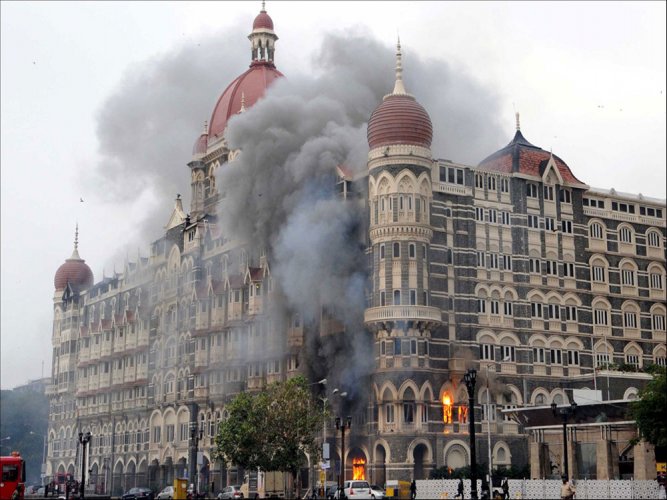 26/11 ಮುಂಬೈ ಉಗ್ರರ ದಾಳಿಗೆ 11 ವರ್ಷ: ಹುತಾತ್ಮರಿಗೆ ಗೌರವ ಸಲ್ಲಿಸಿದ ಗಣ್ಯರು