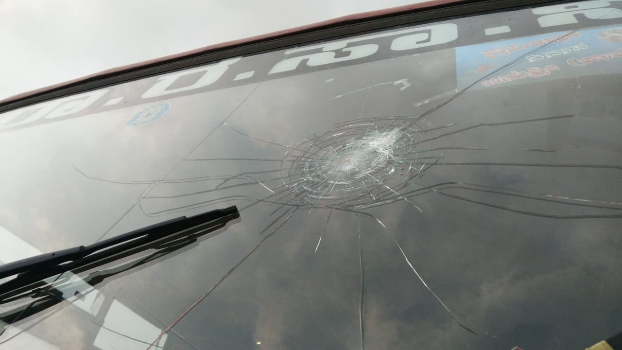 ಬಸ್‌ನ ಗಾಹು ಪುಡಿಯಾಗಿದೆ