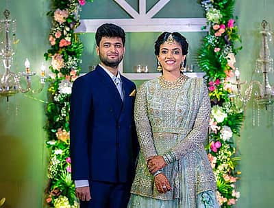 ಭಾರತದ ಚೆಸ್‌ ಆಟಗಾರ್ತಿ ಹರಿಕಾ ದ್ರೋಣವಲ್ಲಿ ಅವರು ಸೋಮವಾರ ಹೈದರಾಬಾದ್‌ನಲ್ಲಿ ನಡೆದ ಸಮಾರಂಭದಲ್ಲಿ ಉದ್ಯಮಿ ಕಾರ್ತಿಕ್‌ ಚಂದ್ರ ಅವರೊಂದಿಗೆ ನಿಶ್ಚಿತಾರ್ಥ ಮಾಡಿಕೊಂಡರು. -ಪಿಟಿಐ ಚಿತ್ರ