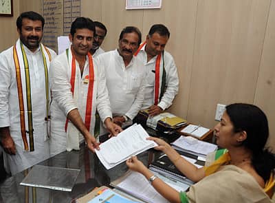 ಕರ್ನಾಟಕ ಯುವ ಕಾಂಗ್ರೆಸ್‌ ಘಟಕದ ಅಧ್ಯಕ್ಷ ರಿಜ್ವಾವನ್ ಅಶ್ರದ್‌ ಅವರು  ಬೆಂಗಳೂರು ಕೇಂದ್ರ ಲೋಕಸಭಾ ಕ್ಷೇತ್ರದಿಂದ ಕಾಂಗ್ರೆಸ್‌ ಅಭ್ಯರ್ಥಿಯಾಗಿ ನಾಮಪತ್ರ ಸಲ್ಲಿಸಿದರು. ಪ್ರಜಾವಾಣಿ ಚಿತ್ರ