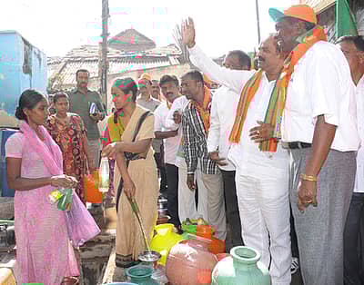 ಬೆಂಗಳೂರು ಕೇಂದ್ರ ಲೋಕಸಭಾ ಕ್ಷೇತ್ರದ ಬಿಜೆಪಿ  ಅಭ್ಯರ್ಥಿ ಪಿ ಸಿ ಮೋಹನ್ ನಗರದ ಟಿ ಸಿ ರಾಯನ್ ರಸ್ತೆಯಲ್ಲಿ ಪ್ರಚಾರ ನಡೆಸಿದರು . ಪ್ರಜಾವಾಣಿ ಚಿತ್ರ