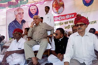 ಬಾರ್ಮೇರ್‌ ಲೋಕಸಭೆ ಕ್ಷೇತ್ರದಿಂದ ಪಕ್ಷೇತರ ಅಭ್ಯರ್ಥಿಯಾಗಿ ಸೋಮವಾರ ನಾಮಪತ್ರ ಸಲ್ಲಿಸಿದ ನಂತರ ಹಿರಿಯ ಮುಖಂಡ ಜಸ್ವಂತ್‌ ಸಿಂಗ್‌ ಅವರು ತಮ್ಮ ಬೆಂಬಲಿಗರೊಂದಿಗೆ ಪ್ರಚಾರ ಸಭೆಯಲ್ಲಿ ಭಾಗವಹಿಸಿದ್ದರು 	–ಪಿಟಿಐ ಚಿತ್ರ