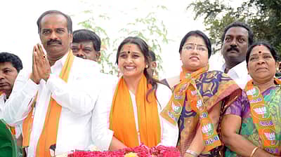 ಬೆಂಗಳೂರಿನ ಓಕಳಿ ಪುರಂನಲ್ಲಿ ಸೋಮವಾರ ಬಿಜೆಪಿ ಅಭ್ಯರ್ಥಿ ಪಿ.ಸಿ. ಮೋಹನ್ ಪರ ನಟಿ ಹಾಗೂ ಪಕ್ಷದ ಮುಖಂಡರಾದ ಮಾಳವಿಕಾ ಅವಿನಾಶ್ ಪ್ರಚಾರ ನಡೆಸಿದರು. -ಪ್ರಜಾವಾಣಿ ಚಿತ್ರ