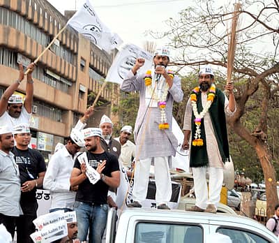 ಹುಬ್ಬಳ್ಳಿಯಲ್ಲಿ ಸೋಮವಾರ ಲೋಕಸಭಾ ಚುನಾವಣೆ ಎಎಪಿ ಅಭ್ಯರ್ಥಿ ಹೇಮಂತ್ ಕುಮಾರ್ ಪ್ರಚಾರ ನಡೆಸಿದರು. ಯೋಗೇಂದ್ರ ಯಾದವ್ ಇತರರು ಇದ್ದರು. -ಪ್ರಜಾವಾಣಿ ಚಿತ್ರ