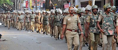 ಲೋಕಸಭಾ ಚುನಾವಣೆ ಬಂದೋಬಸ್ತ್ ಹಿನ್ನೆಲೆಯಲ್ಲಿ ದಾವಣಗೆರೆಯ ಎವಿಕೆ ಕಾಲೇಜು ರಸ್ತೆಯಲ್ಲಿ ಸೋಮವಾರ ಭದ್ರತಾ ಸಿಬ್ಬಂದಿ ಪಥ ಸಂಚಲನ ನಡೆಸಿದರು. ಎಸ್ಪಿ ಡಿ. ಪ್ರಕಾಶ್, ಎಎಸ್ಪಿ ರವಿನಾರಾಯಣ, ಡಿವೈಎಸ್ಪಿ ತಿಮ್ಮಪ್ಪ ಇತರರು ಇದ್ದರು. ಚಿತ್ರ: ಅನೂಪ್ ಆರ್. ತಿಪ್ಪೇಸ್ವಾಮಿ