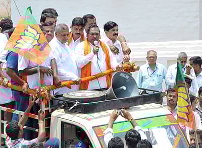 ದಾವಣಗೆರೆಯಲ್ಲಿ ಸೋಮವಾರ ಬಿಜೆಪಿ ಅಭ್ಯರ್ಥಿ ಜಿ.ಎಂ. ಸಿದ್ದೇಶ್ವರ ಅವರ ಪರ ಪಕ್ಷದ ಮುಖಂಡರಾದ ಕೆ.ಎಸ್. ಈಶ್ವರಪ್ಪ,  ಎಸ್.ಎ. ರವೀಂದ್ರನಾಥ್ ಪ್ರಚಾರ ನಡೆಸಿದರು. ಚಿತ್ರ: ಅನೂಪ್ ಆರ್. ತಿಪ್ಪೇಸ್ವಾಮಿ