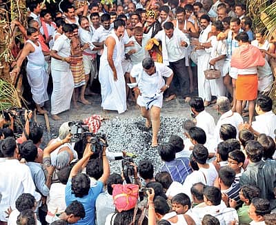 ಕೆಂಡದ ಮೇಲಿನ ನಡಿಗೆ... ದಾವಣಗೆರೆ ಹಳೇಪೇಟೆಯ ವೀರಭದ್ರಸ್ವಾಮಿ ಜಾತ್ರೆಯ ಅಂಗವಾಗಿ ಸೋಮವಾರ ನಡೆದ ಕೆಂಡೋತ್ಸವದಲ್ಲಿ ಲೋಕಸಭಾ ಚುನಾವಣೆಯ ಕಾಂಗ್ರೆಸ್‌ ಅಭ್ಯರ್ಥಿ ಎಸ್‌.ಎಸ್‌.ಮಲ್ಲಿಕಾರ್ಜುನ್‌ ಕೆಂಡ ತುಳಿದರು 	– ಪ್ರಜಾವಾಣಿ ಚಿತ್ರ