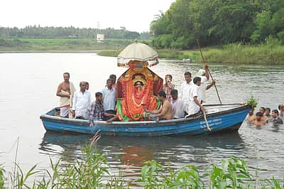 ಸರಗೂರಿನಲ್ಲಿ ಕಪಿಲಾ ನದಿಯಲ್ಲಿ ಚೌಡೇಶ್ವರಿ ಅಮ್ಮನವರ ತೆಪ್ಪೋತ್ಸವ ಶುಕ್ರವಾರ ವಿಜೃಂಭಣೆಯಿಂದ ನಡೆಯಿತು.
