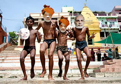 ನಿಯೋಜಿತ ಪ್ರಧಾನಿ ನರೇಂದ್ರ ಮೋದಿ ಅವರ ಪ್ರಮಾಣವಚನ ದಿನವಾದ ಸೋಮವಾರ ವಾರಾಣಸಿಯಲ್ಲಿ ಮೋದಿ ಅವರ ಮುಖವಾಡ ಧರಿಸಿ ಸಂಭ್ರಮಿಸಿದ ಹುಡುಗರು. -ಪಿಟಿಐ ಚಿತ್ರ.