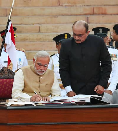 ದೇಶದ 15ನೇ ಪ್ರಧಾನಿಯಾಗಿ ಪ್ರಮಾಣ ವಚನ ಸ್ವೀಕರಿಸಿದ ಬಳಿಕ ನರೇಂದ್ರ ಮೋದಿ ಅವರು ಹಸ್ತಾಕ್ಷರ ಹಾಕಿದರು.