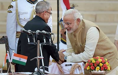 ದೇಶದ 15ನೇ ಪ್ರಧಾನಿಯಾಗಿ ಸೋಮವಾರ ಅಧಿಕಾರ ಸ್ವೀಕರಿಸಿದ ನರೇಂದ್ರ ಮೋದಿ ಅವರನ್ನು ರಾಷ್ಟ್ರಪತಿ ಪ್ರಣವ್ ಮುಖರ್ಜಿ ಹಸ್ತಲಾಘವ ಮಾಡಿ ಶುಭ ಕೋರಿದರು – ಪಿಟಿಐ ಚಿತ್ರ