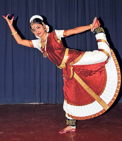 ಓಂ ಚಾರಿಟಬಲ್‌ ಟ್ರಸ್ಟ್‌ ನಗರದಲ್ಲಿ ಮಂಗಳವಾರ ಆಯೋಜಿಸಿದ್ದ 17ನೇ ವಾರ್ಷಿಕೋತ್ಸವದಲ್ಲಿ ಮರ್ದಿನಿ ವಿ ಶ್ರೀಧರ್‌ ಭರತನಾಟ್ಯ ಪ್ರದರ್ಶಿಸಿದರು