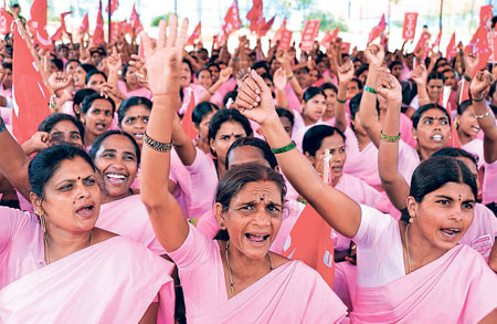 ಕನಿಷ್ಠ ವೇತನ ನೀಡುವುದು ಸೇರಿದಂತೆ ವಿವಿಧ ಬೇಡಿಕೆಗಳ ಈಡೇರಿಕೆಗೆ ಆಗ್ರಹಿಸಿ ಆಶಾ ಕಾರ್ಯಕರ್ತೆಯರ ಸಂಘದ ಸದಸ್ಯರು ನಗರದ ಸ್ವಾತಂತ್ರ್ಯ ಉದ್ಯಾನದಲ್ಲಿ ಮಂಗಳವಾರದಿಂದ ಅನಿರ್ದಿಷ್ಟಾವಧಿ ಧರಣಿ ನಡೆಸುತ್ತಿದ್ದಾರೆ-	–ಪ್ರಜಾವಾಣಿ ಚಿತ್ರ