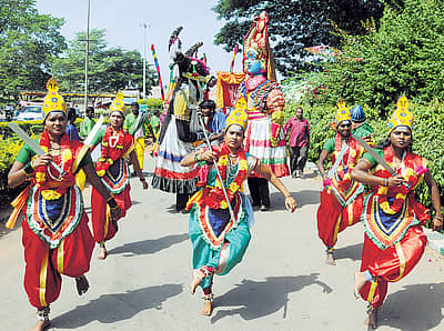 ಕೆಂಪೇಗೌಡ ಜಯಂತಿಯ ಅಂಗವಾಗಿ ನಗರದ ಲಾಲ್‌ಬಾಗ್‌ನಲ್ಲಿರುವ ಕೆಂಪೇಗೌಡ ಗೋಪುರದ ಬಳಿ ಶುಕ್ರವಾರ ‘ದಿವ್ಯಜ್ಯೋತಿ ಮೆರವಣಿಗೆ'ಯಲ್ಲಿ ಜನಪದ ನೃತ್ಯ ಪ್ರದರ್ಶಿಸಿದ ಕಲಾವಿದರು	–ಪ್ರಜಾವಾಣಿ ಚಿತ್ರಗಳು